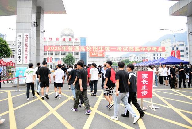 新澳今天晚上9点30分开门吗香港和考生排队摸985车牌与