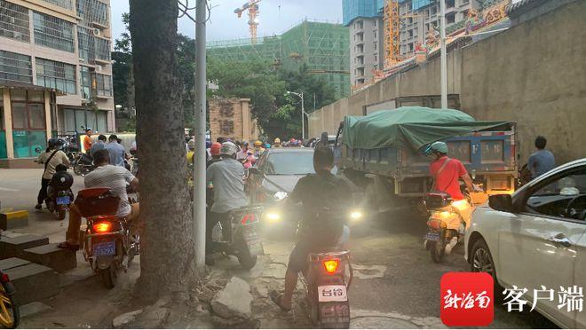 新澳天天开奖资料大全正版和违停车堵消防车被掀与违停车堵消防车被掀翻